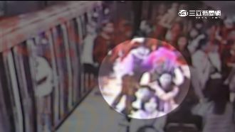 捷運上爆口角　男一把將老婦推出車廂