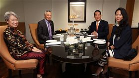 星總理李顯龍夫婦和宋楚瑜宋鎮邁茶敘
新加坡總理李顯龍出席第24屆APEC經濟領袖會議。李顯
龍19日在臉書中貼文，並秀出他和夫人何晶，以及中華
民國總統特使宋楚瑜及女兒宋鎮邁茶敘照片。
（攝自李顯龍臉書）
中央社記者黃自強新加坡傳真 105年11月19日