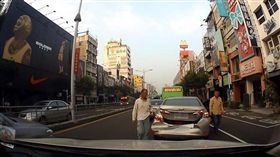 男挺酒駕友謊稱駕駛 警識破
陳姓男子為講義氣挺酒駕友人，向警方謊稱是車禍案發
時的駕駛，員警調閱監視器錄影畫面發現，陳男的陳姓
友人才是駕駛，酒測值0.27依公共危險罪送辦，陳男涉
偽造文書送辦。
（翻攝照片）
中央社記者陳朝福傳真 105年11月19日