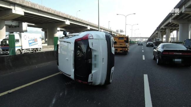 休旅車擦撞肌肉車　重心失衡慘翻覆