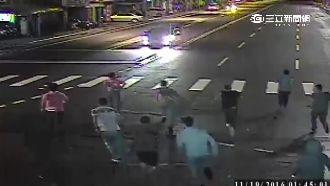 疑行車糾紛　20惡煞攔車圍毆2人