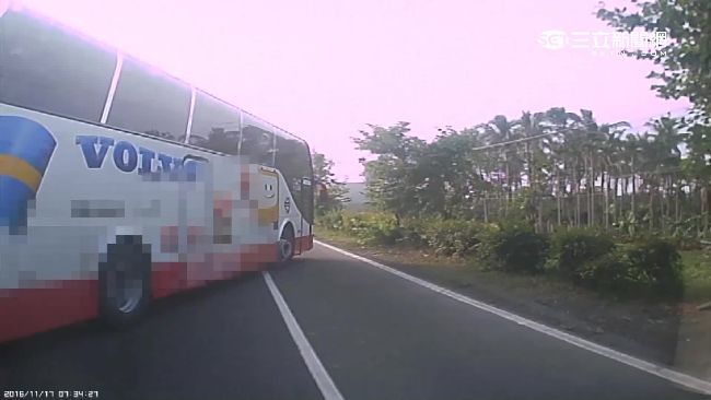 廂型車對撞遊覽車　駕駛1傷1命危