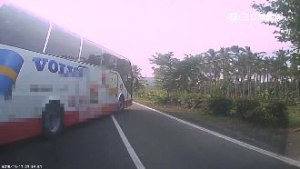 45度急切攔車　小貨車控遊覽車逼車