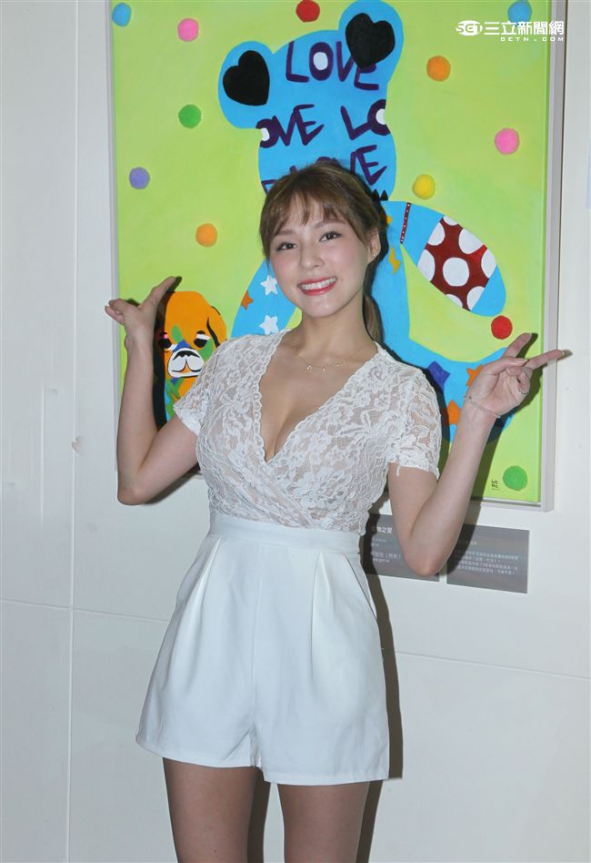 熊熊（卓毓彤）以最單純的手繪方式一筆一畫去刻化的作品，6幅個人作品及1件集體創作參展「不可方物」創作聯展。（記者邱榮吉/攝影）