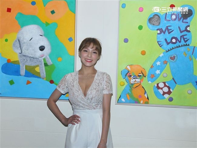 熊熊（卓毓彤）以最單純的手繪方式一筆一畫去刻化的作品，6幅個人作品及1件集體創作參展「不可方物」創作聯展。（記者邱榮吉/攝影）