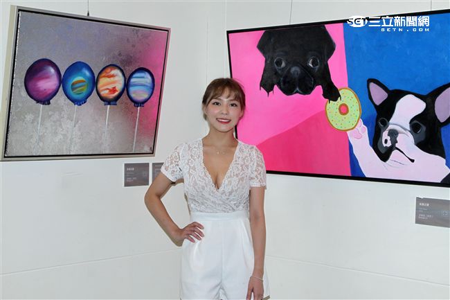 熊熊（卓毓彤）以最單純的手繪方式一筆一畫去刻化的作品，6幅個人作品及1件集體創作參展「不可方物」創作聯展。（記者邱榮吉/攝影）