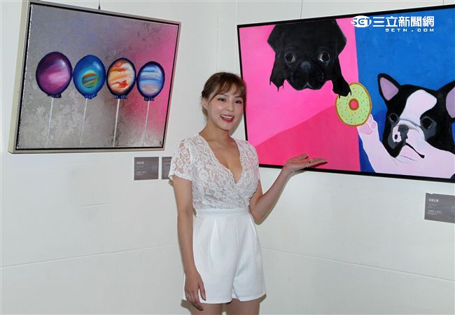 熊熊（卓毓彤）以最單純的手繪方式一筆一畫去刻化的作品，6幅個人作品及1件集體創作參展「不可方物」創作聯展。（記者邱榮吉/攝影）