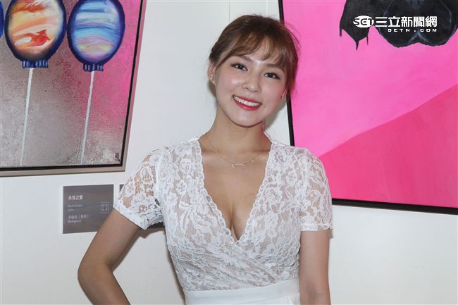 熊熊（卓毓彤）以最單純的手繪方式一筆一畫去刻化的作品，6幅個人作品及1件集體創作參展「不可方物」創作聯展。（記者邱榮吉/攝影）