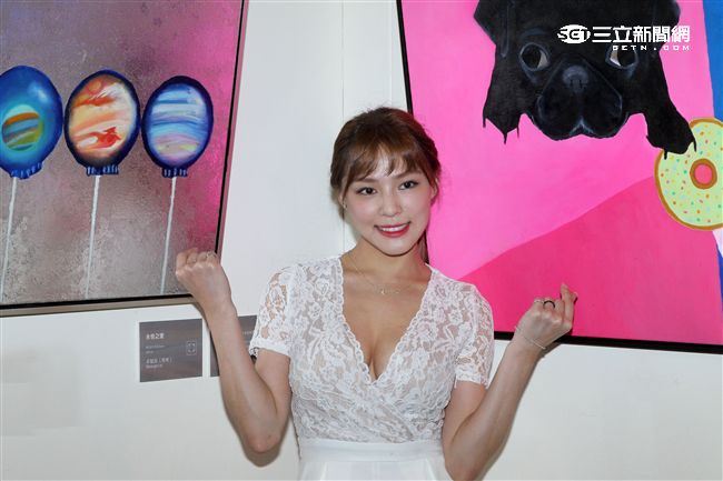 熊熊（卓毓彤）以最單純的手繪方式一筆一畫去刻化的作品，6幅個人作品及1件集體創作參展「不可方物」創作聯展。（記者邱榮吉/攝影）