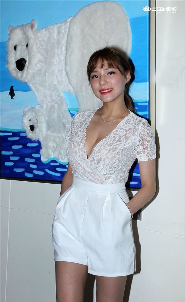 熊熊（卓毓彤）以最單純的手繪方式一筆一畫去刻化的作品，6幅個人作品及1件集體創作參展「不可方物」創作聯展。（記者邱榮吉/攝影）