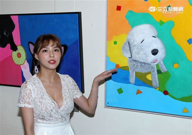 熊熊（卓毓彤）以最單純的手繪方式一筆一畫去刻化的作品，6幅個人作品及1件集體創作參展「不可方物」創作聯展。（記者邱榮吉/攝影）