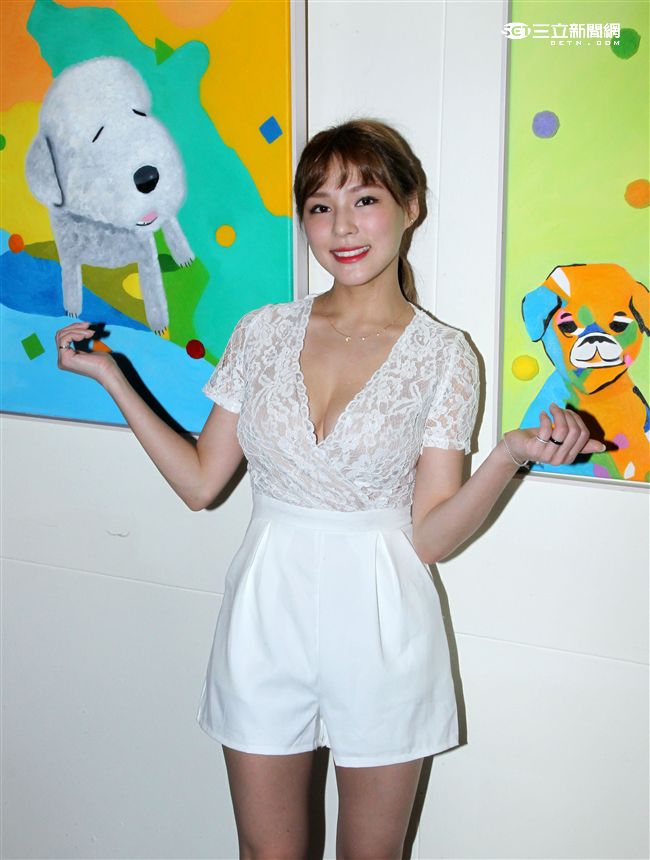 熊熊（卓毓彤）以最單純的手繪方式一筆一畫去刻化的作品，6幅個人作品及1件集體創作參展「不可方物」創作聯展。（記者邱榮吉/攝影）