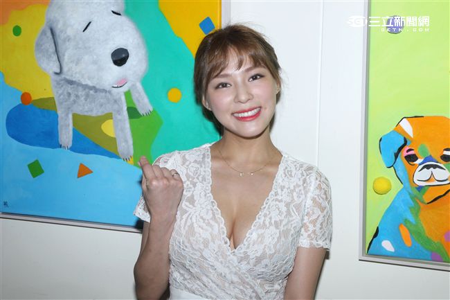 熊熊（卓毓彤）以最單純的手繪方式一筆一畫去刻化的作品，6幅個人作品及1件集體創作參展「不可方物」創作聯展。（記者邱榮吉/攝影）