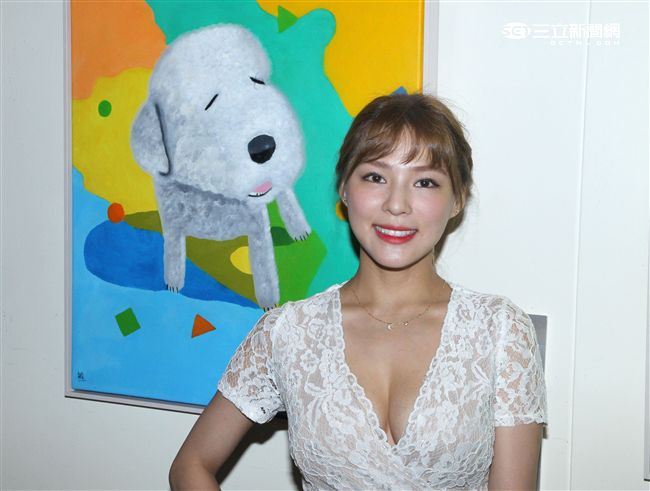 熊熊（卓毓彤）以最單純的手繪方式一筆一畫去刻化的作品，6幅個人作品及1件集體創作參展「不可方物」創作聯展。（記者邱榮吉/攝影）