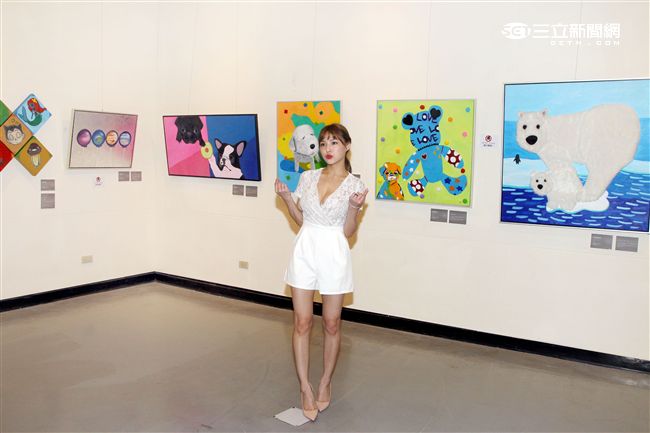 熊熊（卓毓彤）以最單純的手繪方式一筆一畫去刻化的作品，6幅個人作品及1件集體創作參展「不可方物」創作聯展。（記者邱榮吉/攝影）