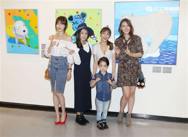 熊熊（卓毓彤）「不可方物」創作聯展，6幅個人作品及1件集體創作，好姐妹丫頭（詹子晴）、陳艾熙、王心嫚也將來到展覽會場，為熊熊首次的聯展加油打氣。（記者邱榮吉/攝影）