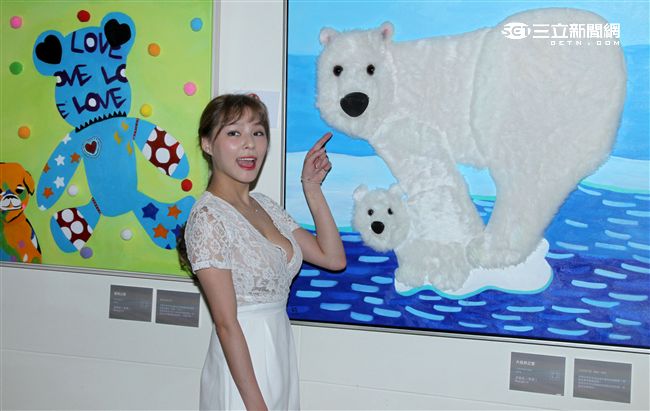 熊熊（卓毓彤）以最單純的手繪方式一筆一畫去刻化的作品，6幅個人作品及1件集體創作參展「不可方物」創作聯展。（記者邱榮吉/攝影）