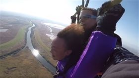 陳奕迅爆炸頭大玩跳傘　瞬間變身超級賽亞人。資料來源：陳奕迅臉書