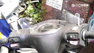 超狂照後鏡！機車龍頭插「牙鏡」