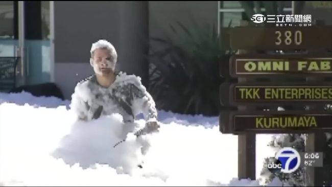 加州天然泡泡趴　民眾開心消防隊超怕
