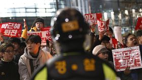 2016年11月19日南韓第四次燭光遊行,要求朴槿惠為「閨密干政」風波下台。（圖／美聯社／達志影像）
