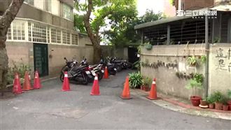 為防外車占道　住戶巷口擺滿三角錐