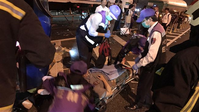 遊覽車國道連撞2聯結車　12人傷