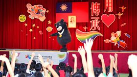 2017世大運宣傳大使熊讚活潑俏皮的模樣一早就為仁愛國小注入滿滿朝氣（圖／北市府觀傳局提供）