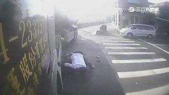 少年雙載闖紅燈！險捲砂石車底嚇腿軟