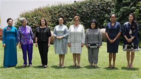 宋鎮邁與領袖夫人參觀博物館(圖/中央社)