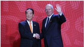 宋楚瑜與秘魯總統總統庫辛斯基，宋遭誤植成梁振英(圖/翻攝自秘魯通訊社官網)