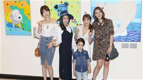 熊熊（卓毓彤）以最單純的手繪方式一筆一畫去刻化的作品，6幅個人作品及1件集體創作參展「不可方物」創作聯展。（記者邱榮吉/攝影）