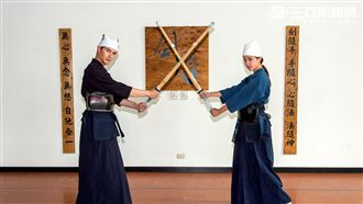 黃薇渟被謝佳見狂K頭　反擊重要部位