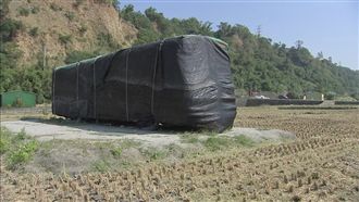 電影場景田中校車　遭遊客踩踏蓋布封