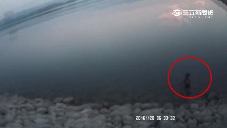 少婦蹲仁義潭輕生　機靈員警即刻救援