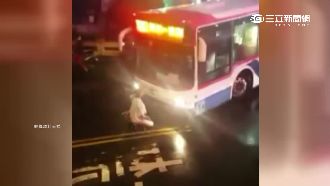 醉男肉身檔車！撒尿、跪拜糗態百出