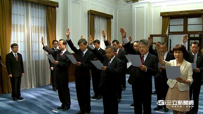大法官、大使今宣誓　蔡英文握手祝賀