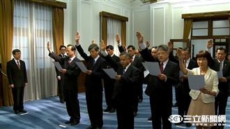 大法官、大使今宣誓　蔡英文握手祝賀