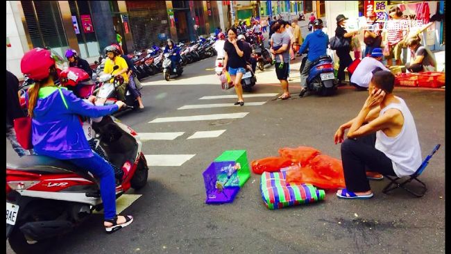 超狂阿伯無視來車！路中央擺攤賣斑鳩