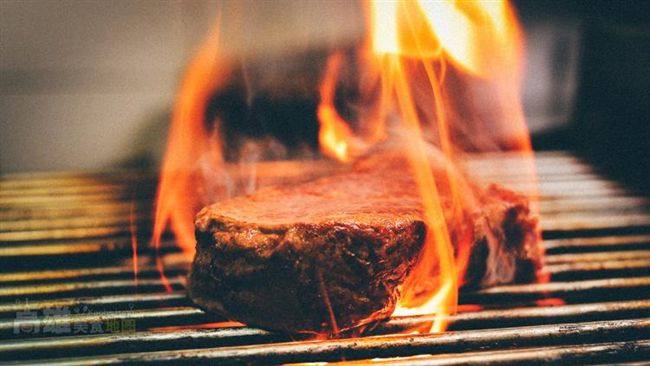 堅持不加「嫩精」　碳烤牛肉濕式熟成