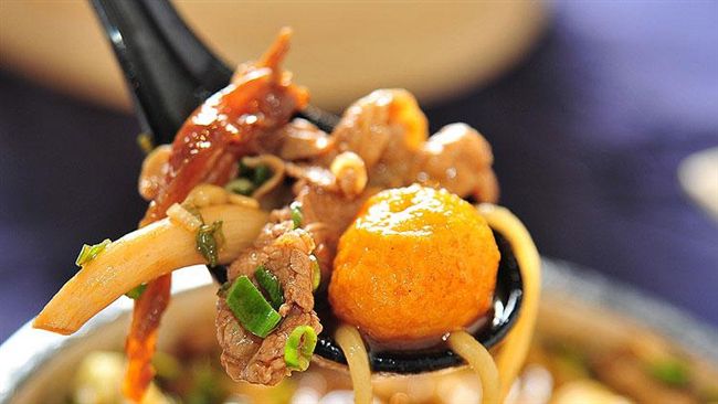老火鍋麻辣湯當底　牛肉麵鮮麻餡料多