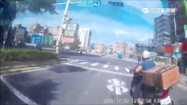 機車載貨沒固定　騎士自摔害後車追撞