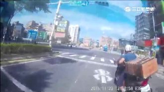 機車載貨沒固定　騎士自摔害後車追撞