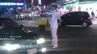 見車禍助人！軍校生變交警被讚帥暖男