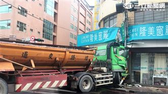 小黃左轉未禮讓　砂石車撞進窗簾店