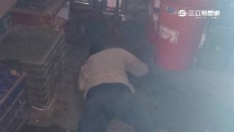 老闆喝茫關店　竟站鐵門下遭壓頭暈倒
