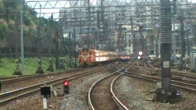 莒光號扯斷電車線　台鐵七堵站停電