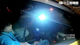 3男2女搭計程車超載遭警盤查，意外查獲3名越籍逃逸外勞（翻攝畫面）