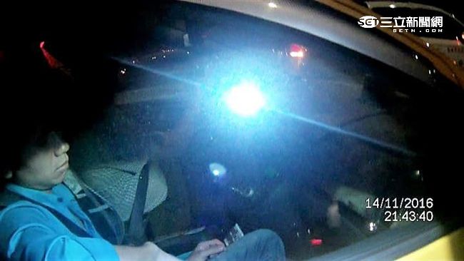 遇警盤查裝睡　3越男逾期居留遭送辦