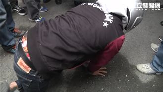 村長兒酒駕撞死母子　跪爬道歉遭追打